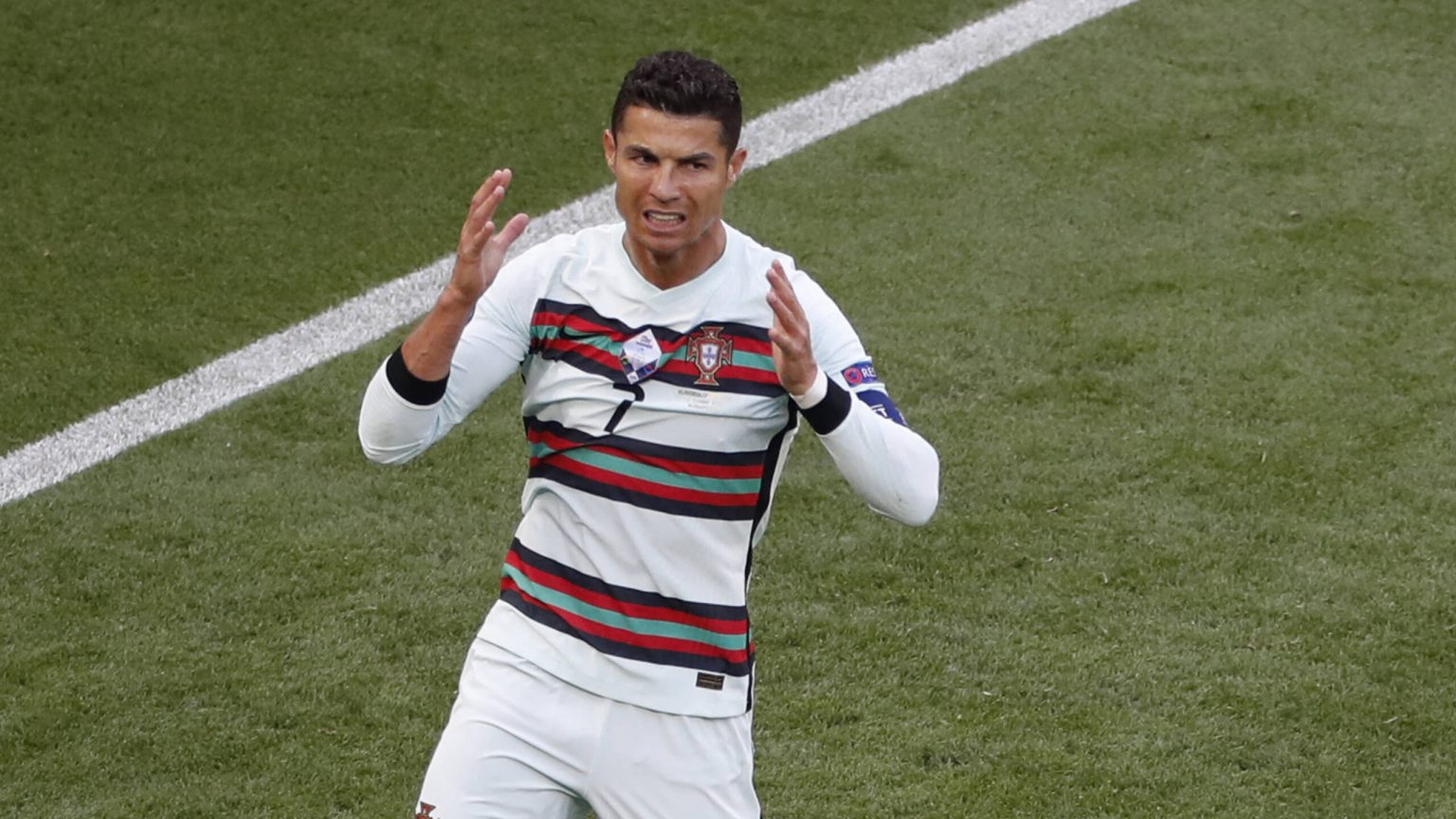 Ronaldo pakt records en worstelt zich met Portugal laat ...