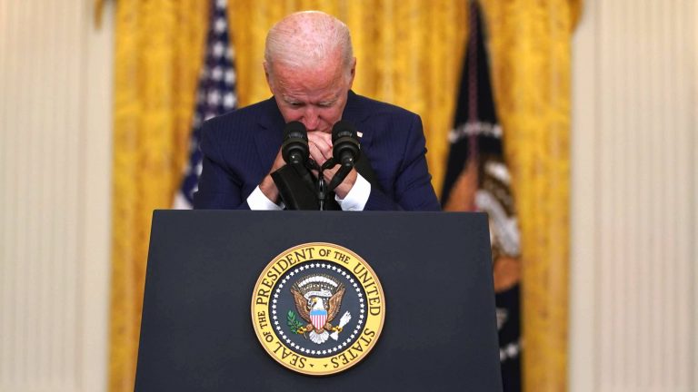 Biden: evacueren gaat ondanks aanslag Kabul door, VS zal ...