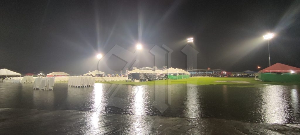 Delen van het Andre Kamperveen stadion was onder water. Foto: Suriname Herald